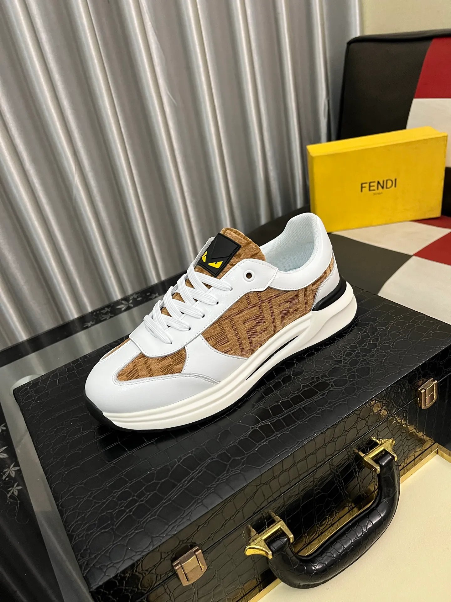 Men's Men's Shoes💰438⌚️⌚️[Fendi] Fendi's latest casual shoes for men! Available at counters simultaneously! A one-to-one replica of the original. All imported official website one-to-one cowhide fabric. The interior is made of top-grade sheepskin, and the original factory-supplied rubber outsole is used. Leading new fashion concepts. Matching code: 38-44. 2️⃣ colors available